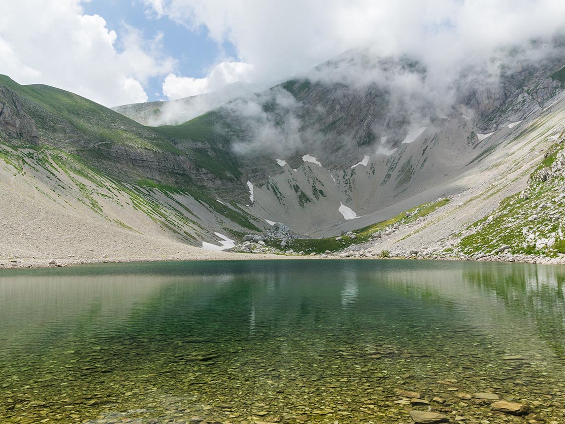 Lago di Pilato tra le pareti del Monte Vettore